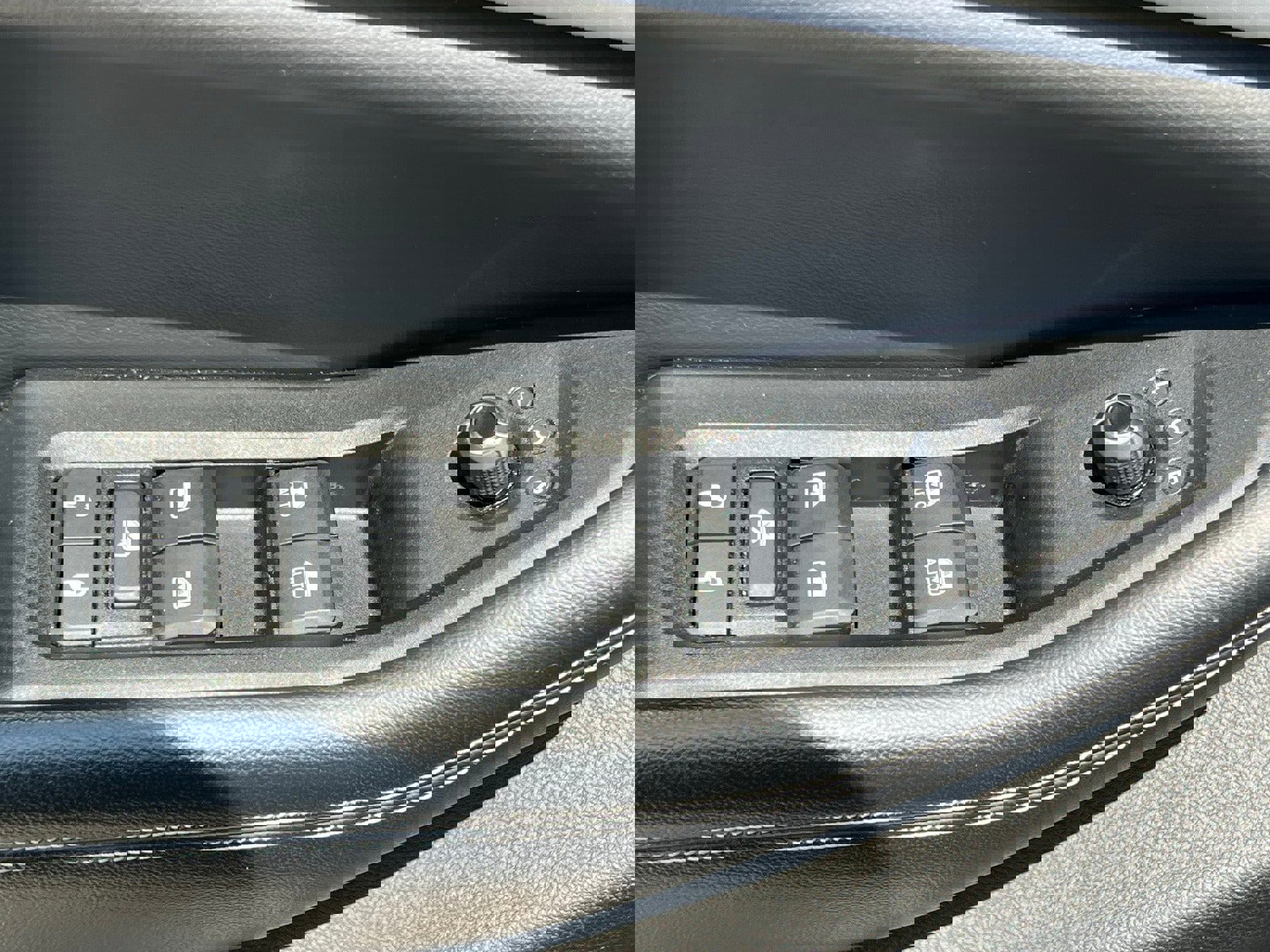 Used 2023 Jeep Grand Cherokee Limited image 25