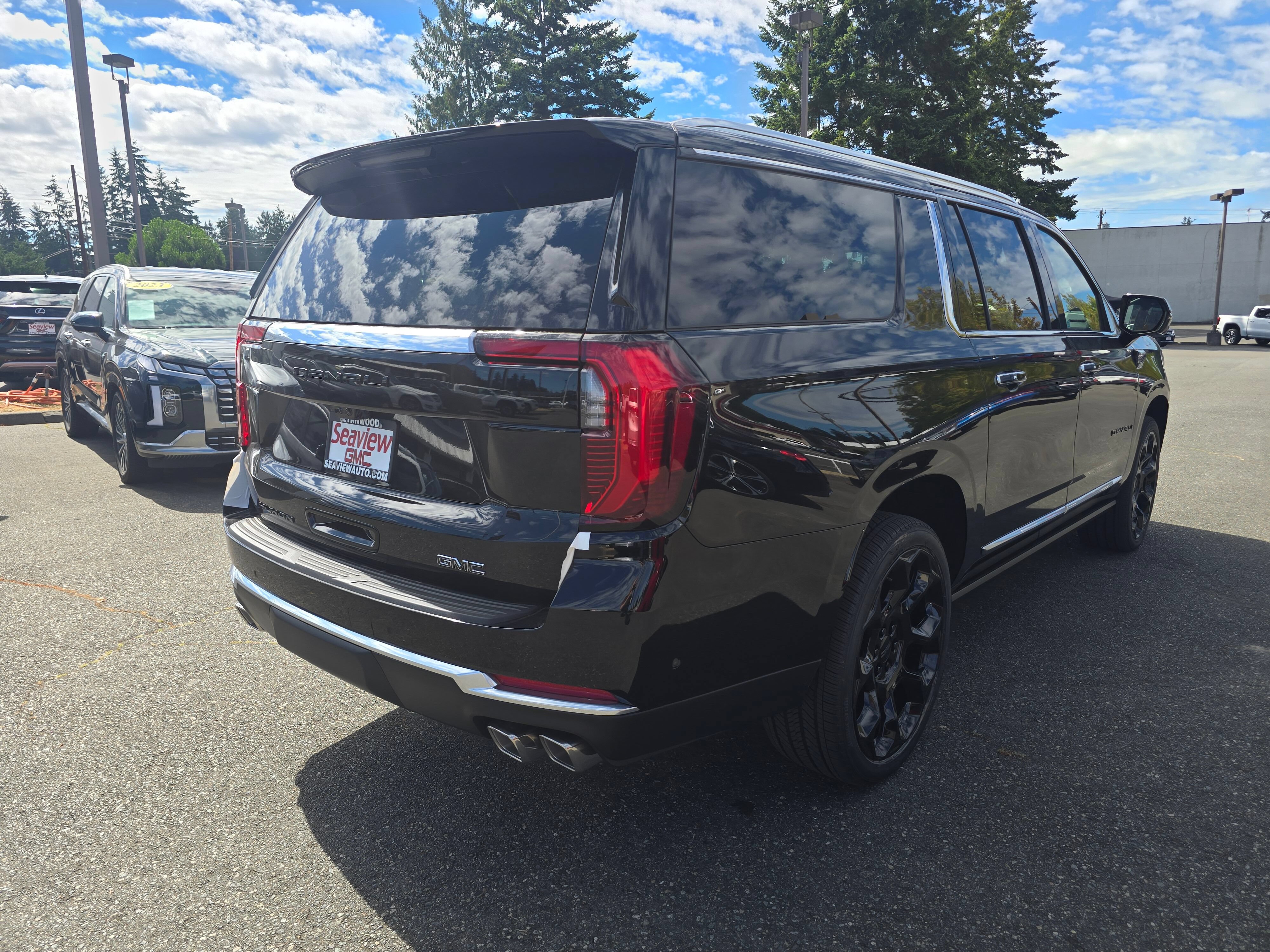 New 2026 GMC Yukon XL Denali w/ Denali Reserve Package AWD/4WD image 7