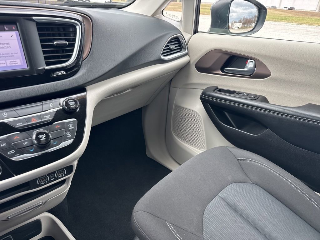 Used 2023 Chrysler Voyager LX image 37