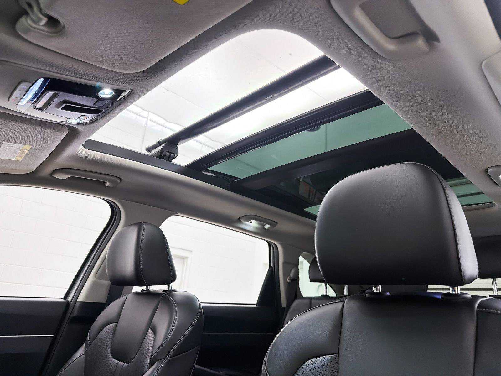 Used 2022 Kia Sorento S w/ Panoramic Sunroof Package AWD/4WD image 3