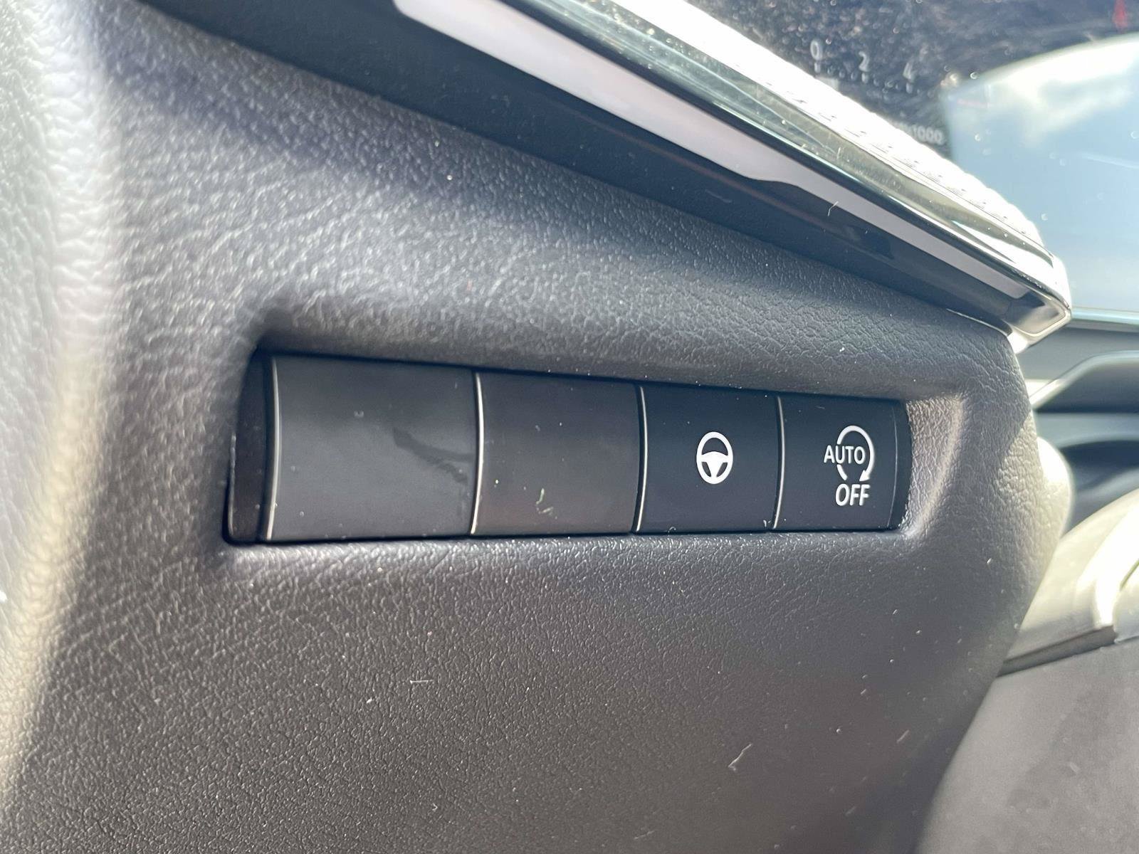 Used 2025 Nissan Kicks SR FWD image 17