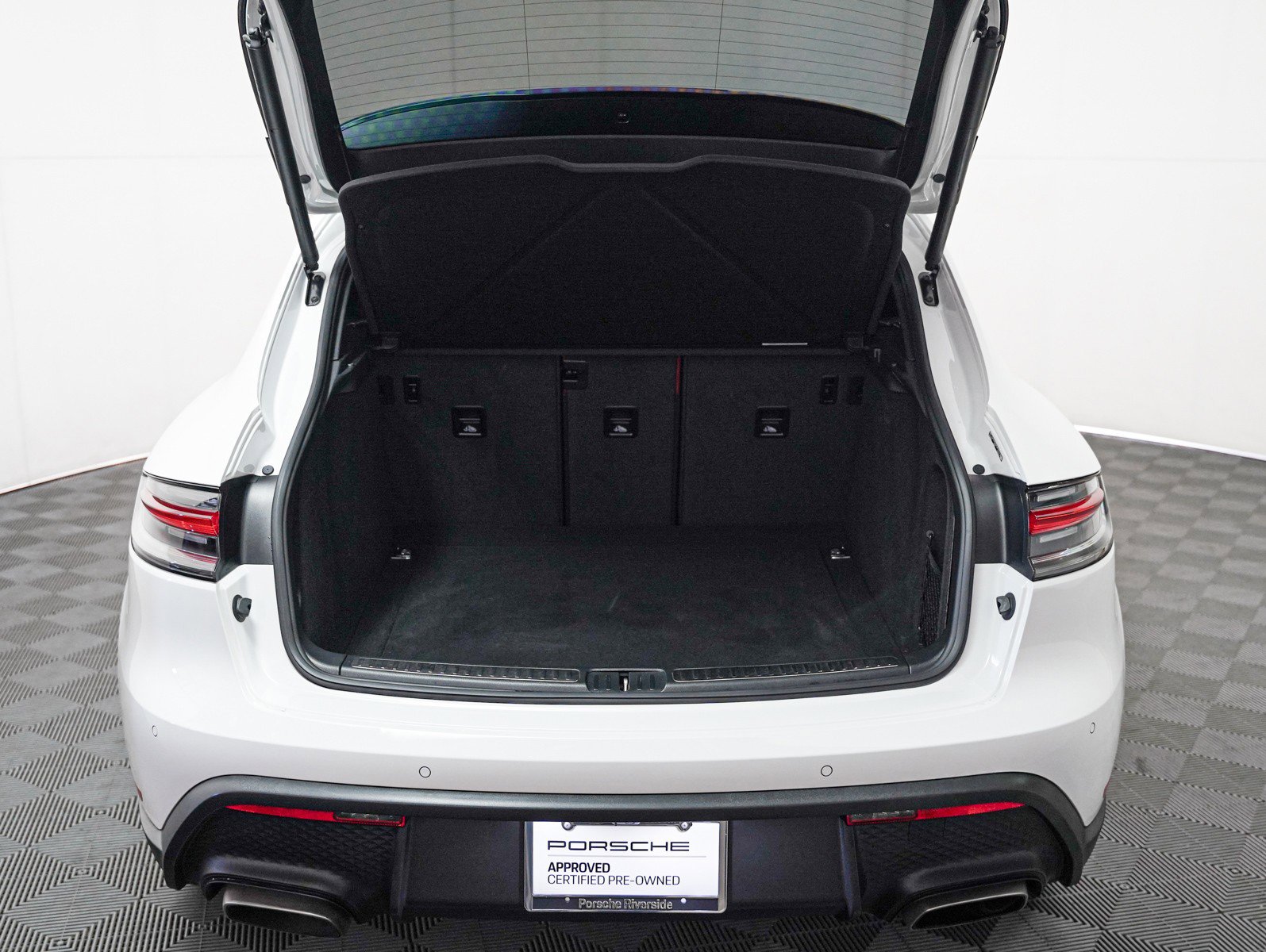 Certified 2024 Porsche Macan image 25