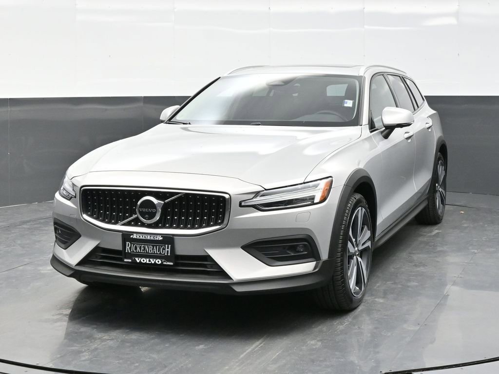 Used 2025 Volvo V60 B5 Cross Country Plus AWD/4WD image 2