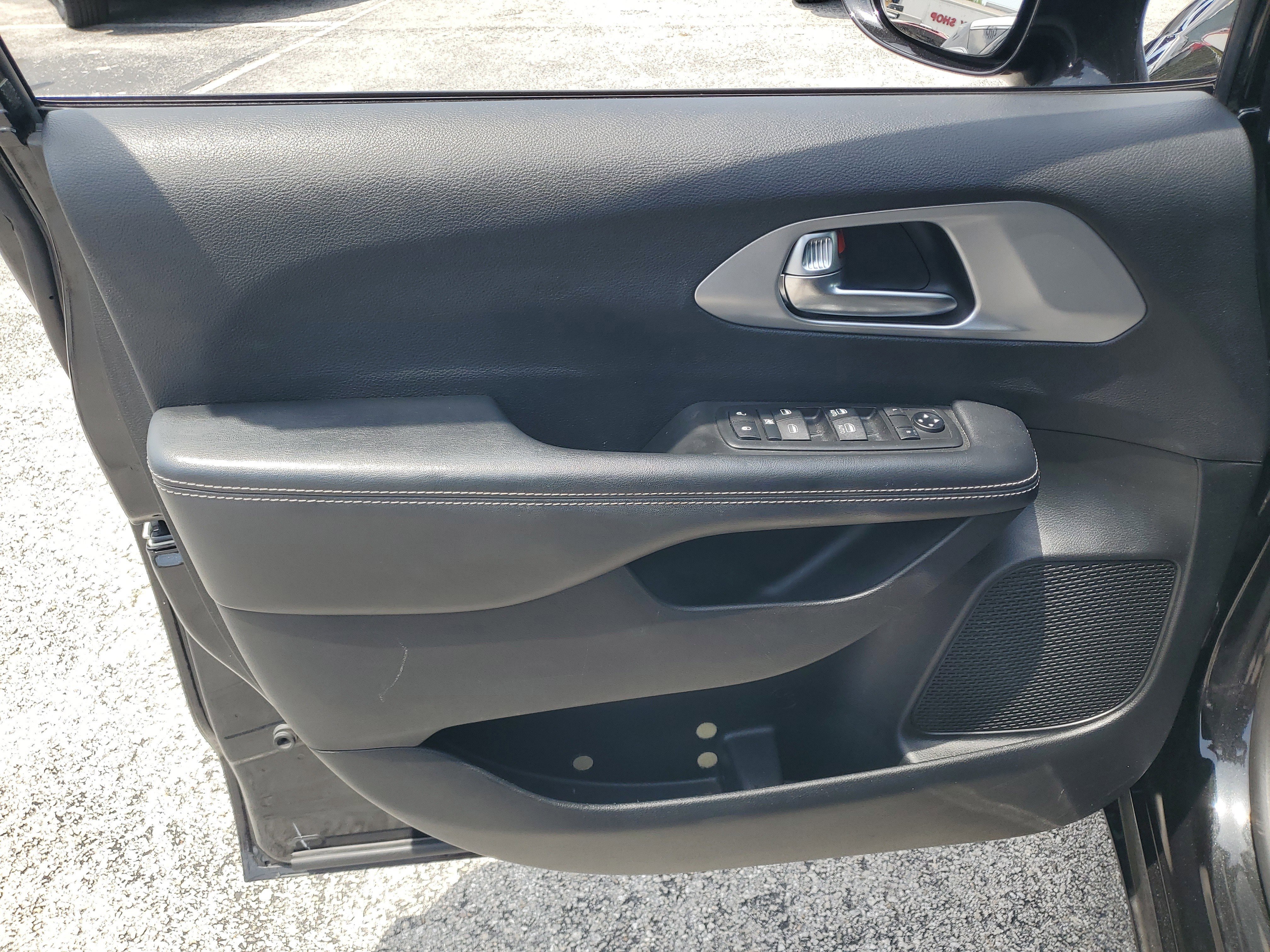 Used 2019 Chrysler Pacifica Touring-L w/ Premium Audio Group FWD image 10