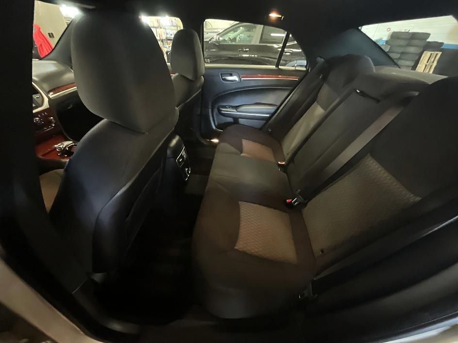 Used 2012 Chrysler 300 RWD image 27