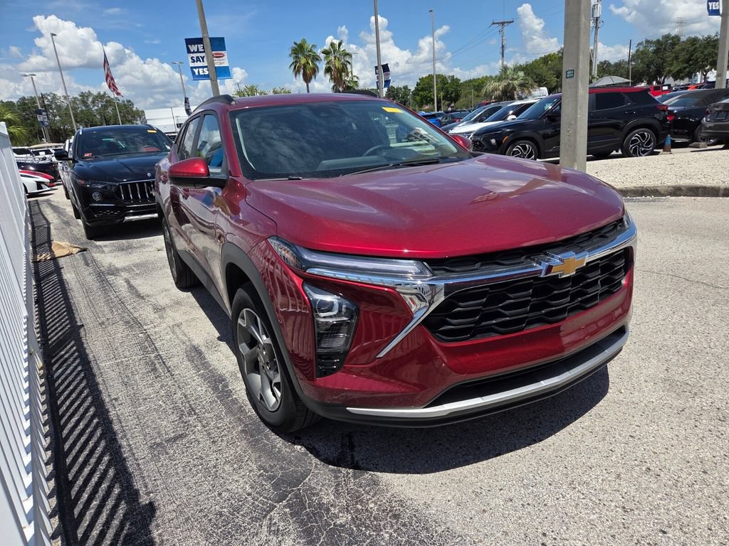 Used 2025 Chevrolet Trax LT w/ Driver Confidence Package FWD image 2