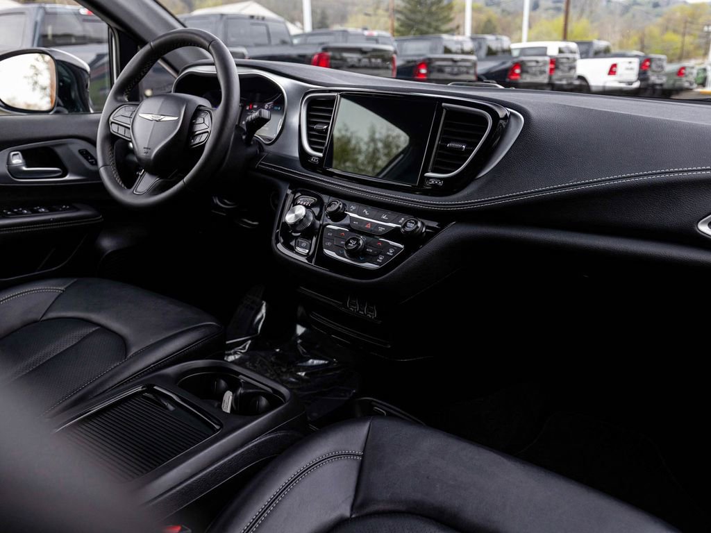 Used 2024 Chrysler Pacifica Limited FWD image 30