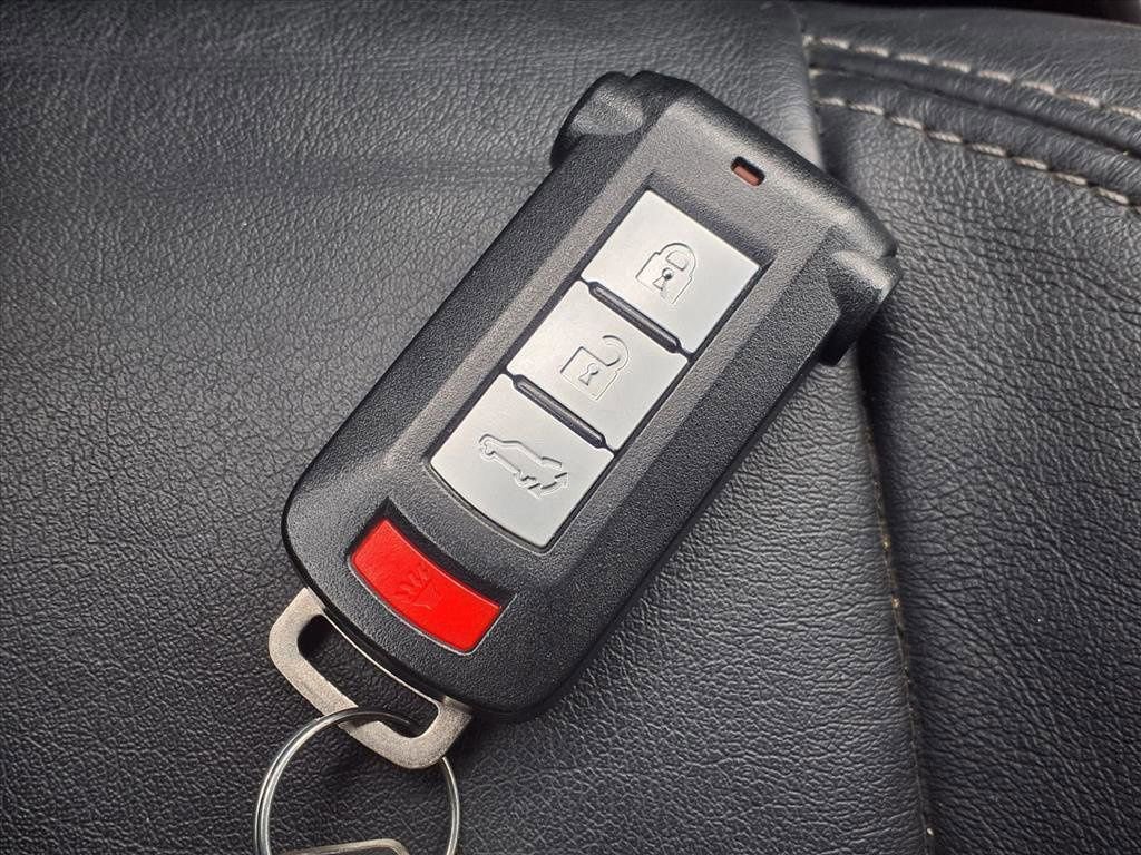Used 2020 Mitsubishi Outlander SEL image 16