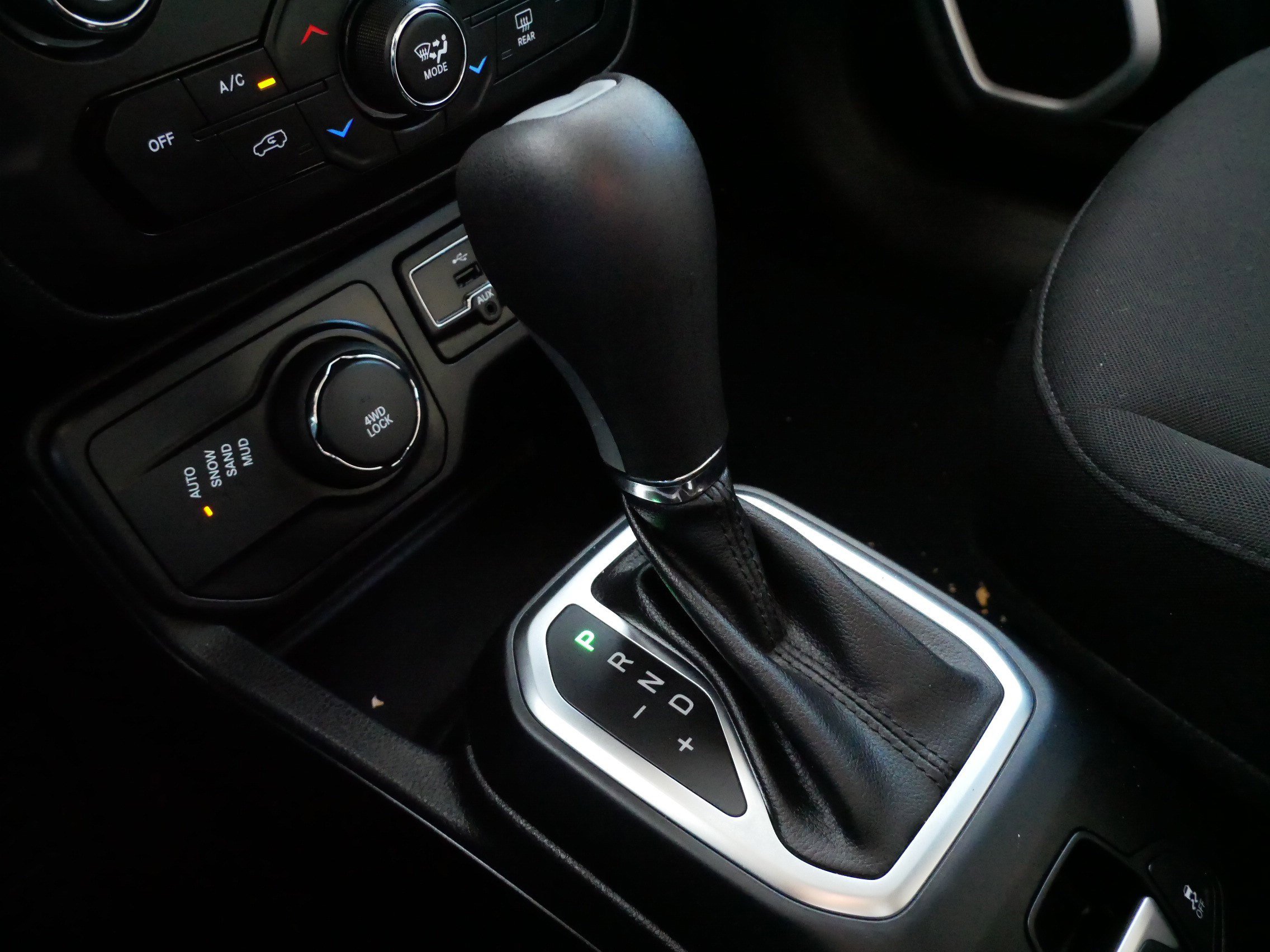 Used 2018 Jeep Renegade Latitude w/ Cold Weather Group image 25