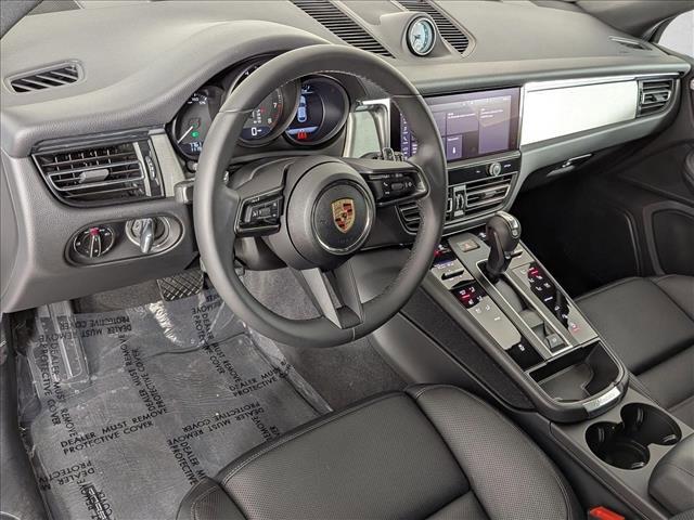Certified 2025 Porsche Macan AWD/4WD image 5