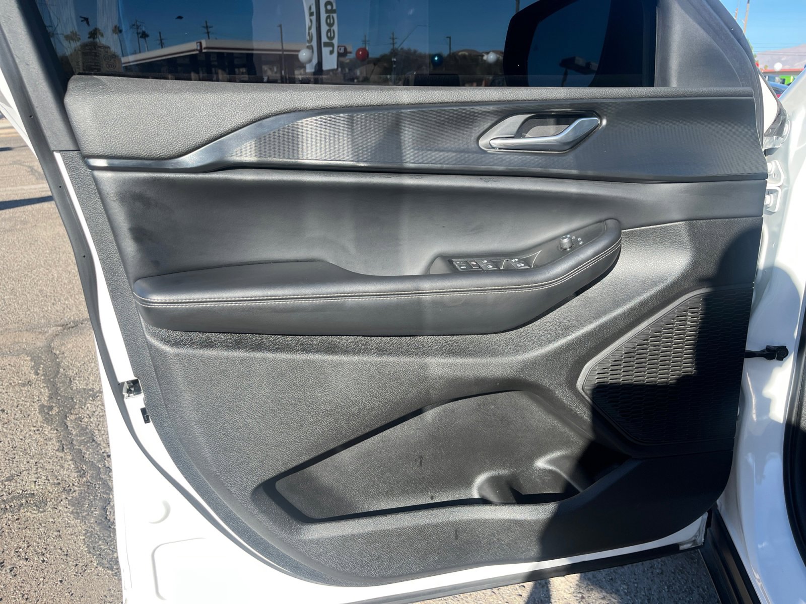 Used 2025 Jeep Grand Cherokee Altitude image 13