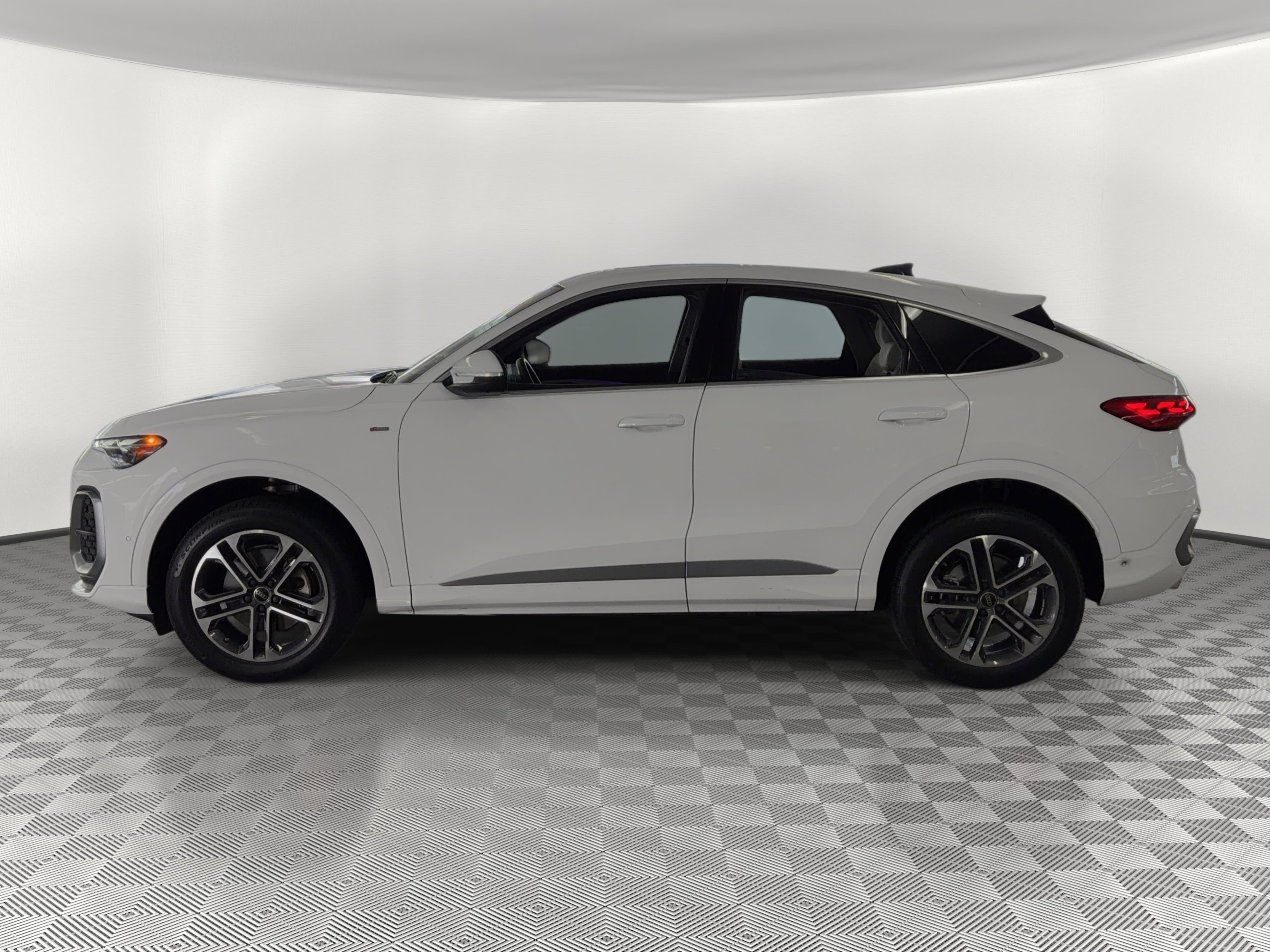 Used 2025 Audi Q5 Premium w/ Convenience Package image 2