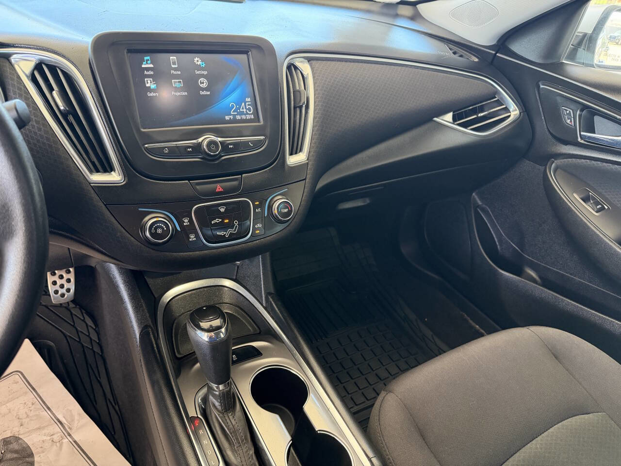 Used 2017 Chevrolet Malibu LT FWD image 16