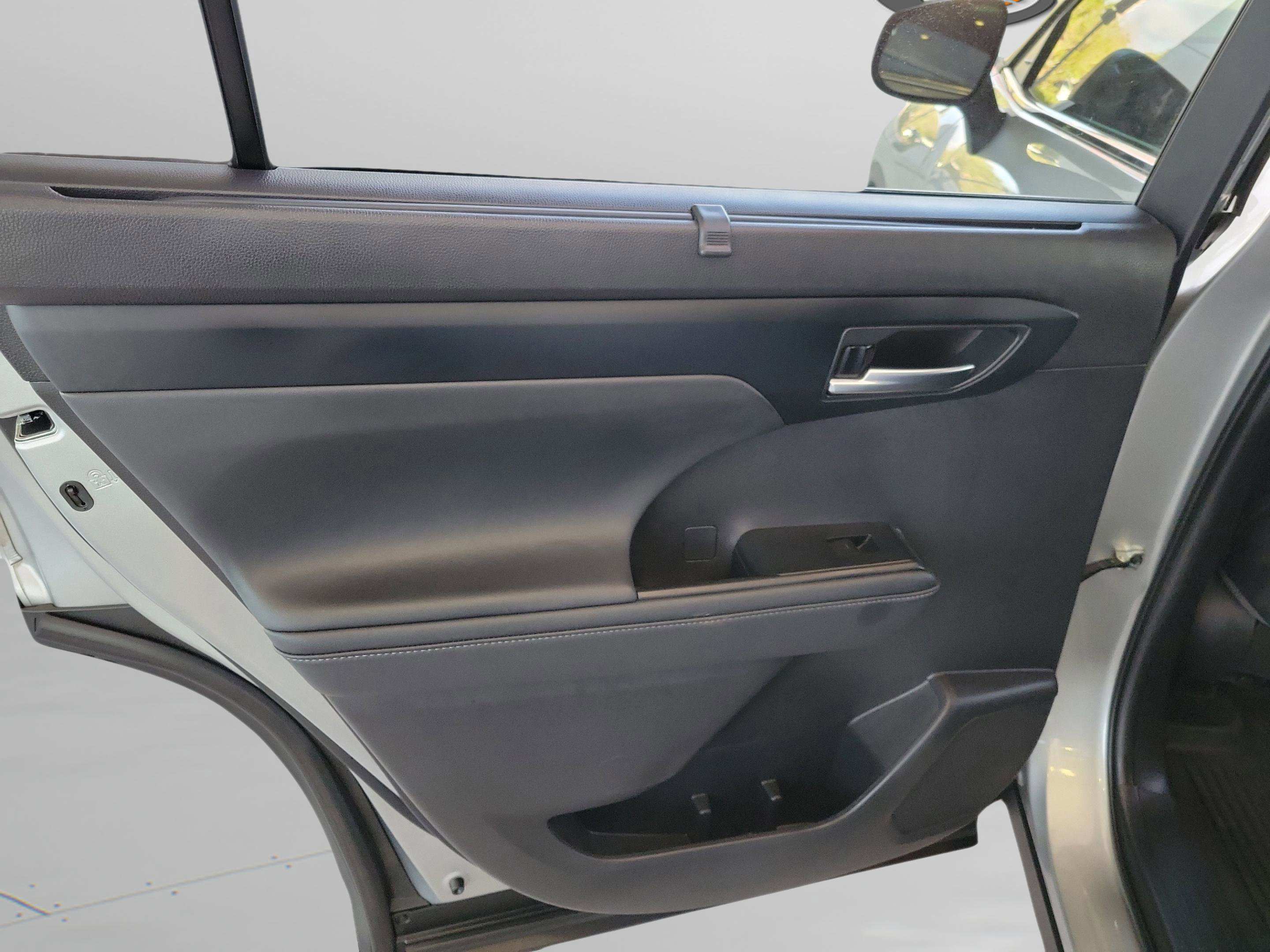 Used 2022 Toyota Highlander XLE image 29