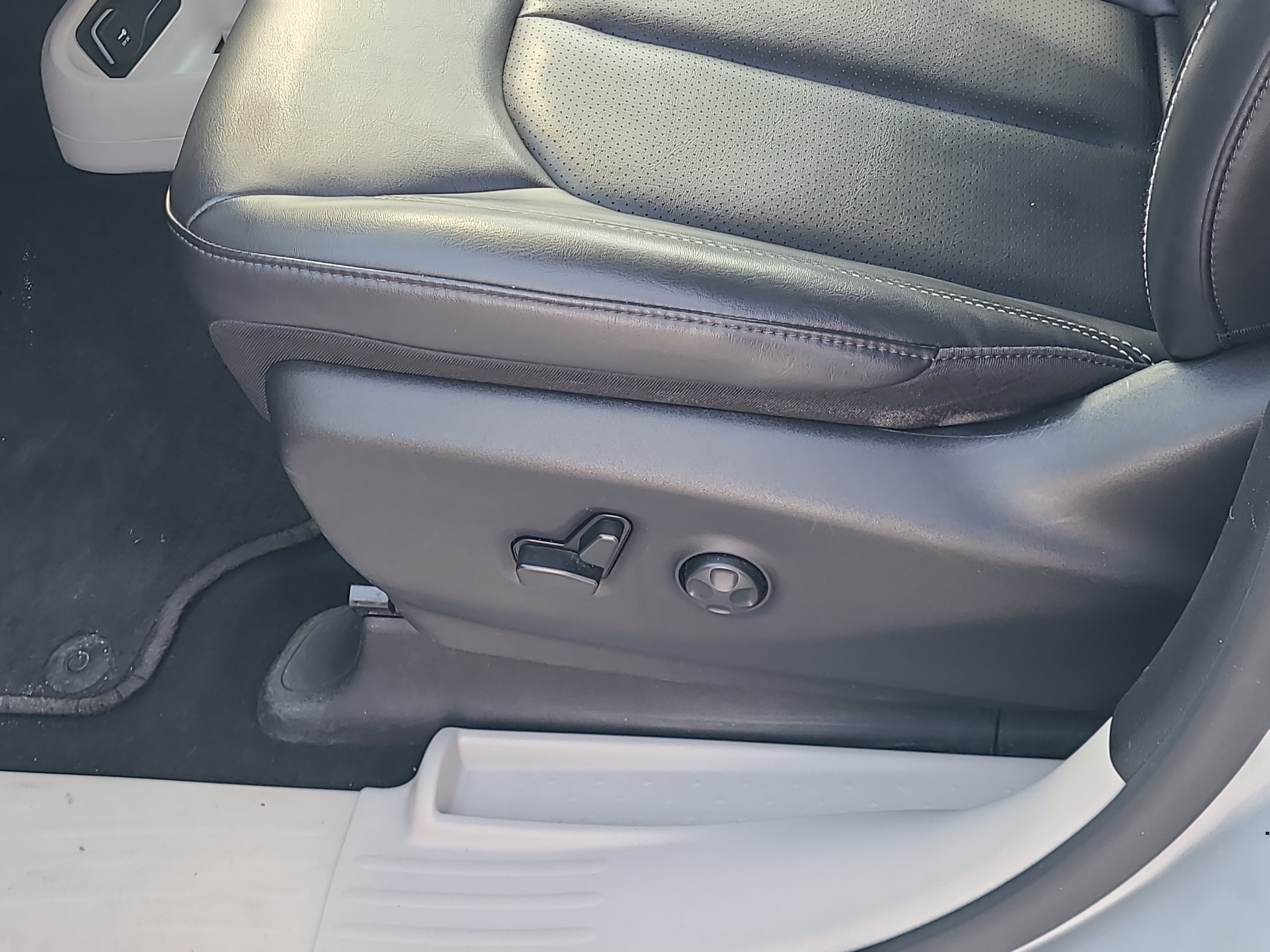Used 2023 Chrysler Pacifica Touring-L FWD image 16