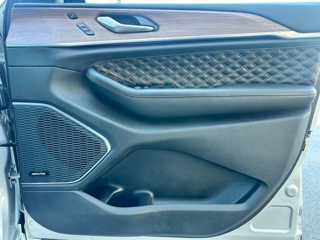 Used 2023 Jeep Grand Cherokee Summit w/ Luxury Tech Group V image 26