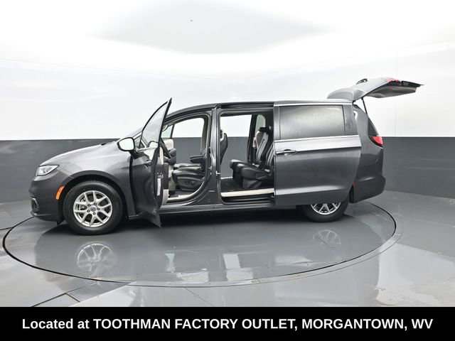 Used 2023 Chrysler Pacifica Touring-L image 33