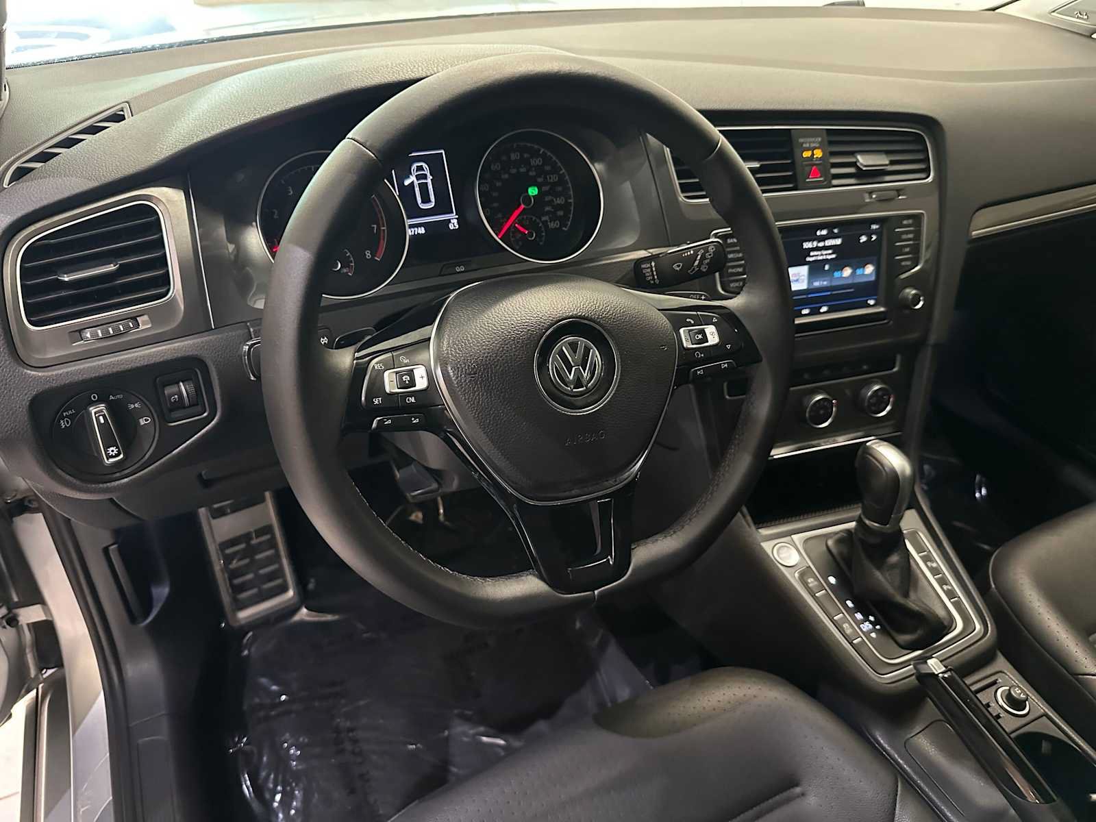 Used 2017 Volkswagen Golf Alltrack SEL AWD/4WD image 2