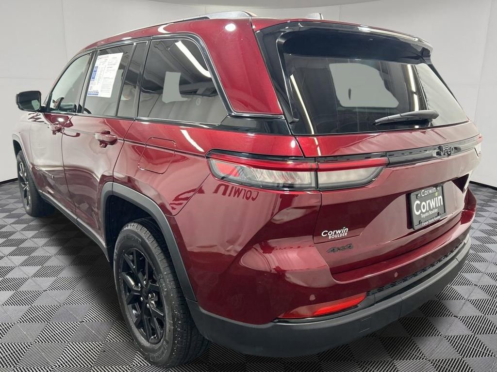 Used 2024 Jeep Grand Cherokee Altitude AWD/4WD image 4