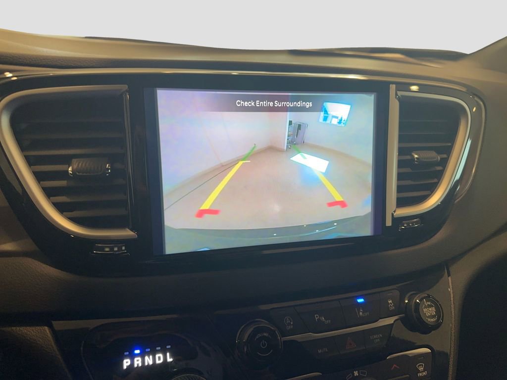 Used 2026 Chrysler Pacifica Select image 16