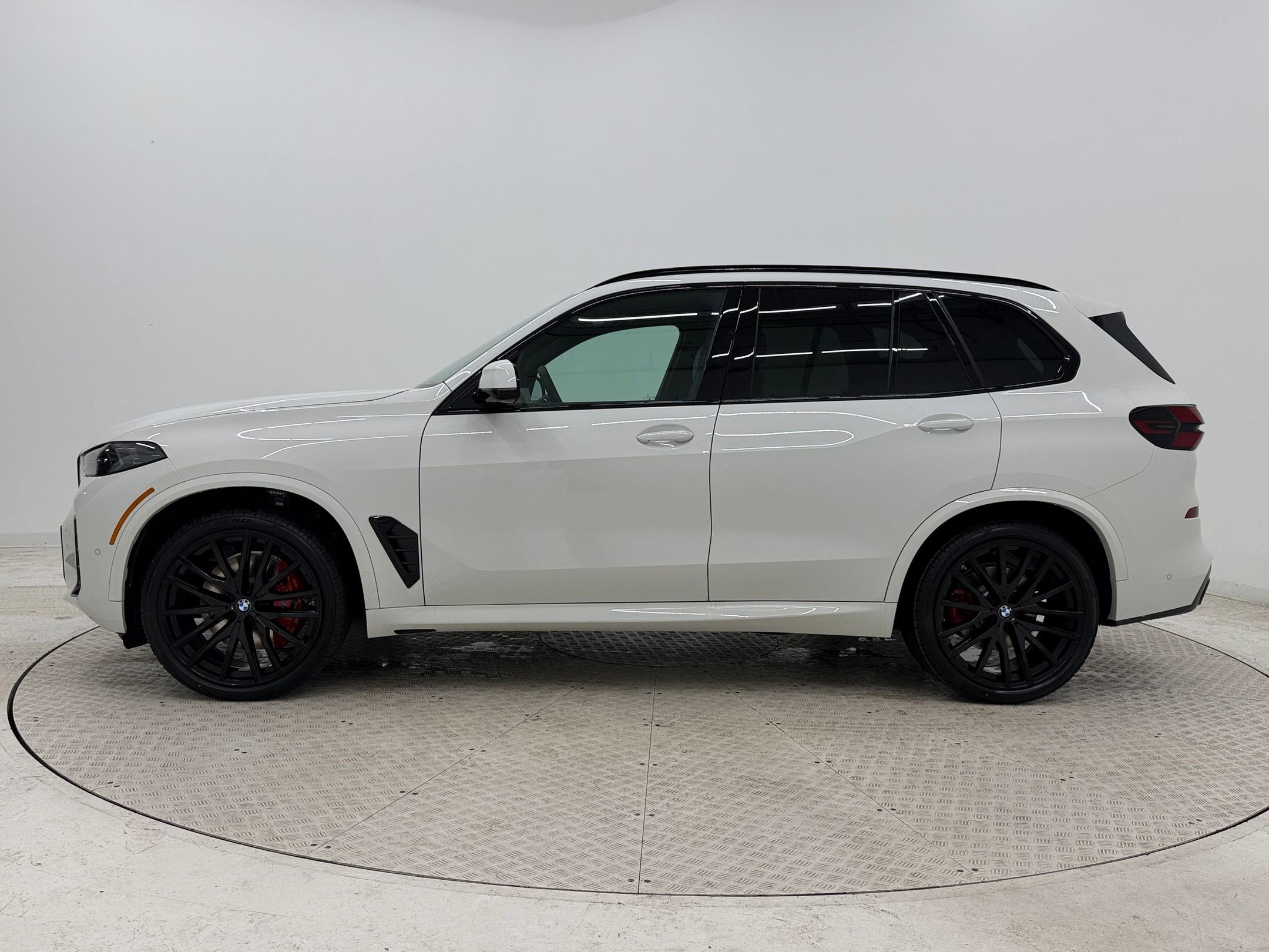 New 2026 BMW X5 xDrive40i w/ M Sport Package AWD/4WD image 2