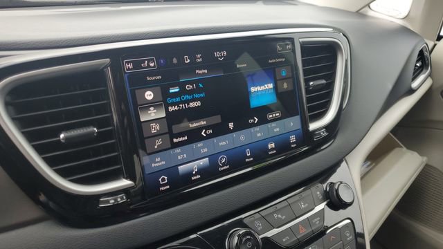 Certified 2024 Chrysler Pacifica Touring-L image 13