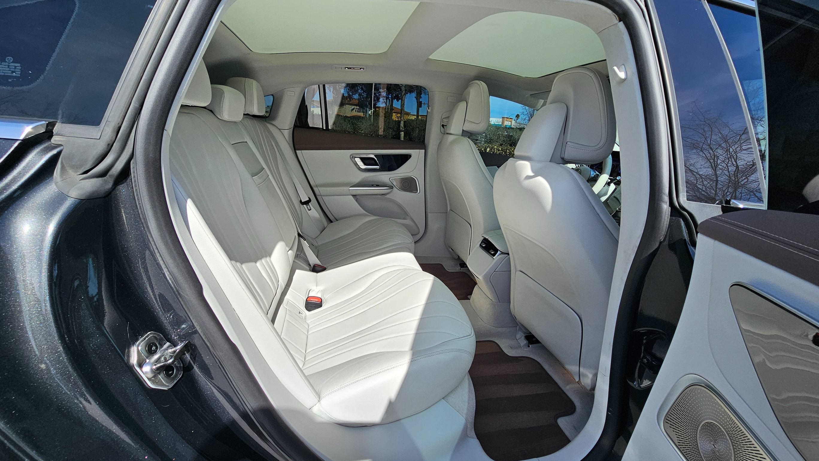 Used 2023 Mercedes-Benz EQE 500 4MATIC Sedan w/ Exclusive Trim Package image 32