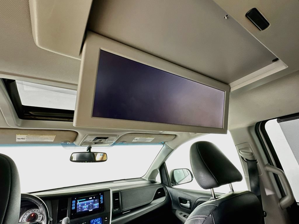 Used 2015 Toyota Sienna SE Premium FWD image 27