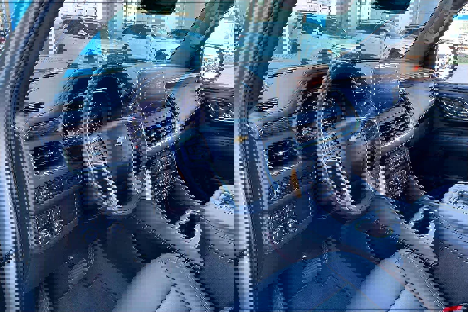 Used 2023 Chevrolet Suburban LT w/ Luxury Package image 16