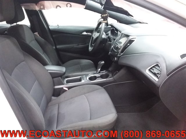 Used 2018 Chevrolet Cruze LT w/ Convenience Package FWD image 13