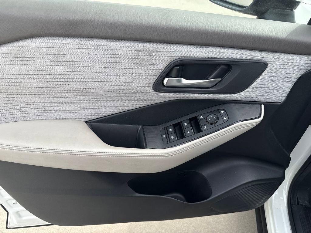 Used 2023 Nissan Rogue SV image 25