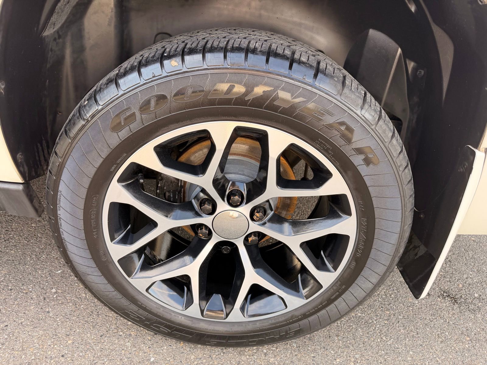 Used 2013 Chevrolet Avalanche LTZ AWD/4WD image 30