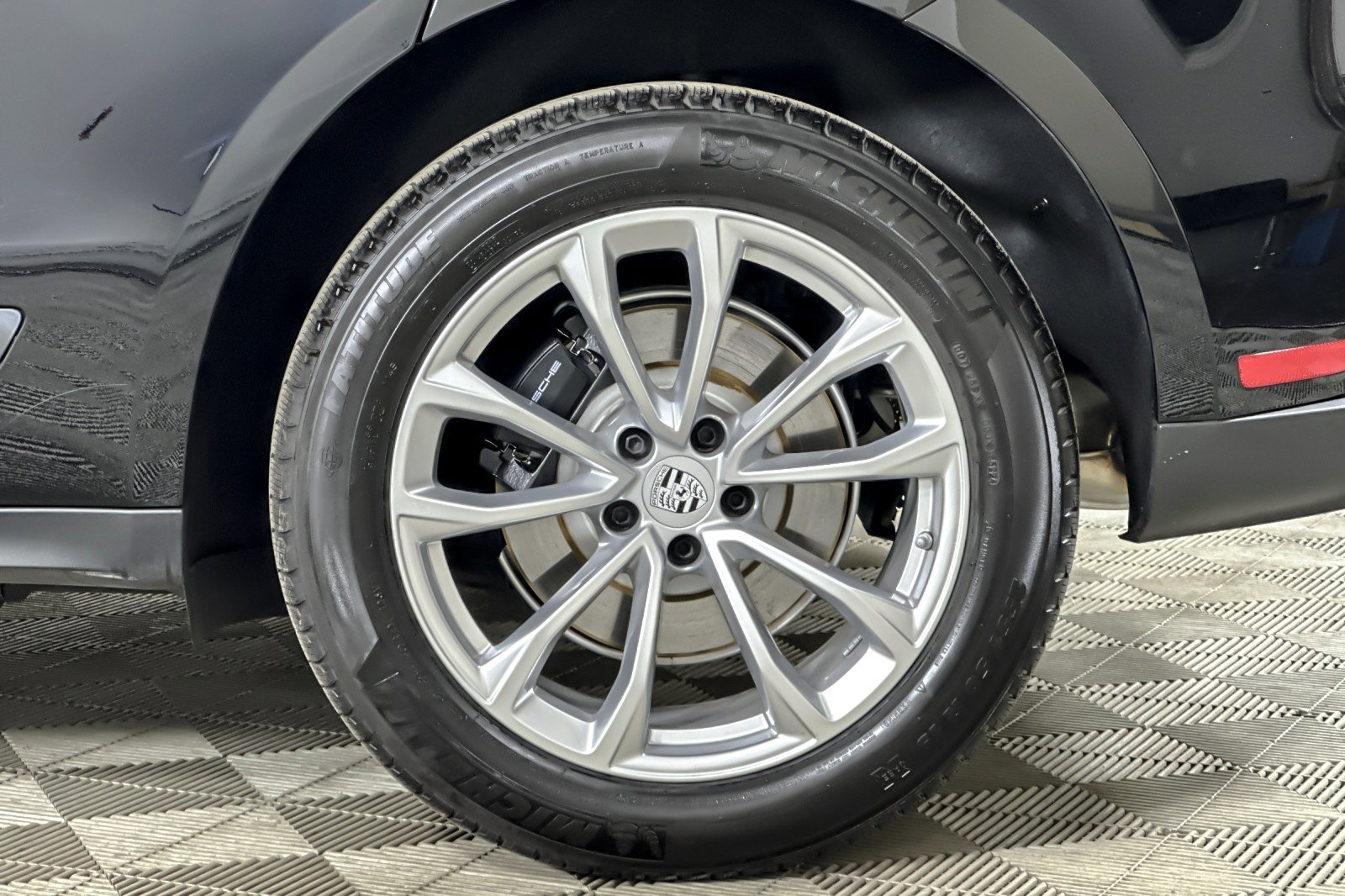 Used 2025 Porsche Macan w/ Premium Package Plus image 25