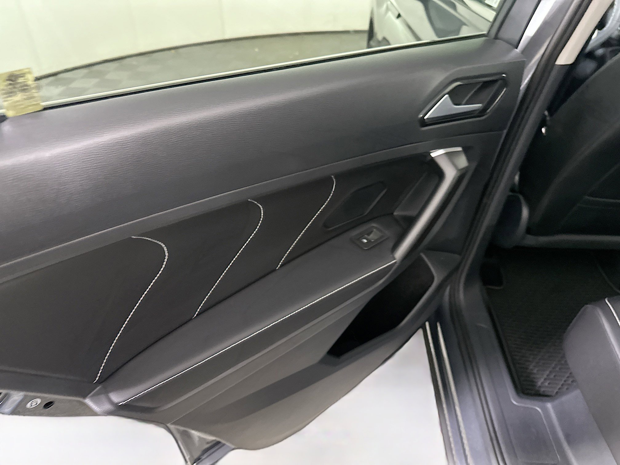 Used 2024 Volkswagen Tiguan SE image 25