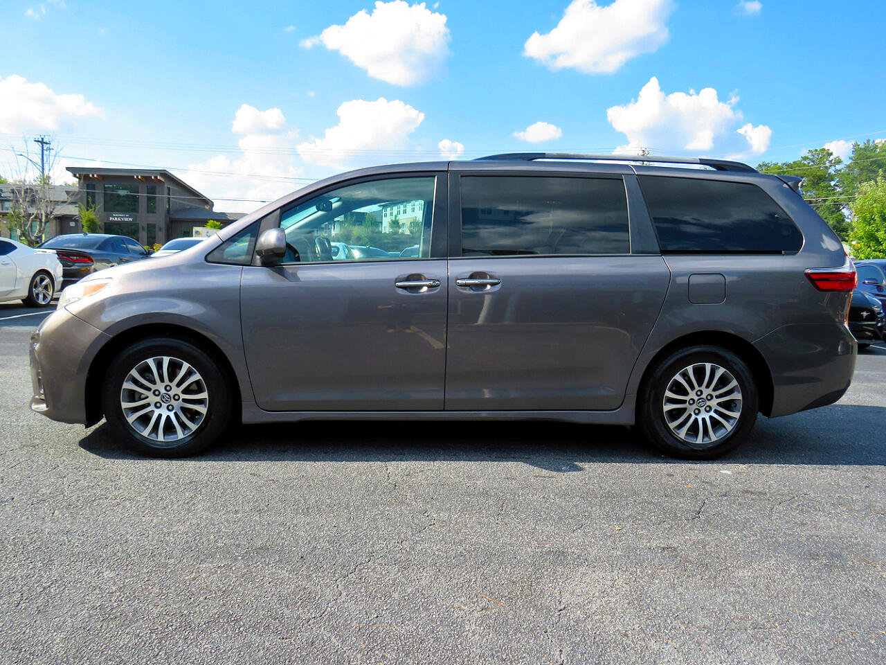 Used 2018 Toyota Sienna XLE image 10