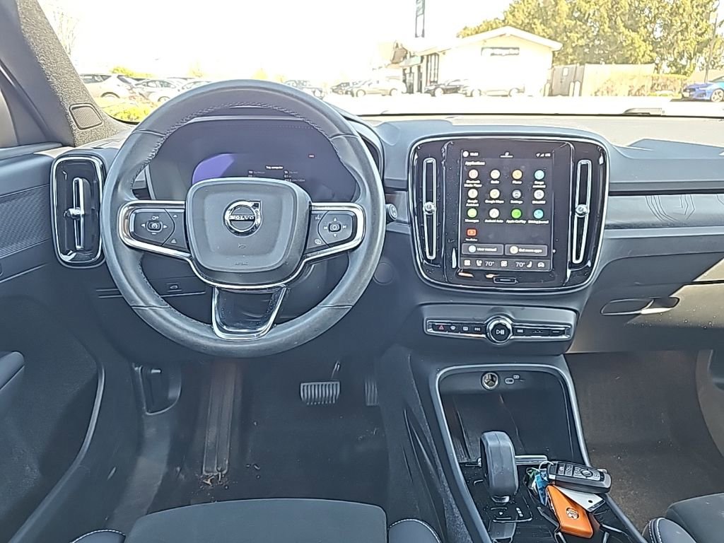 Used 2023 Volvo XC40 Recharge Plus image 2