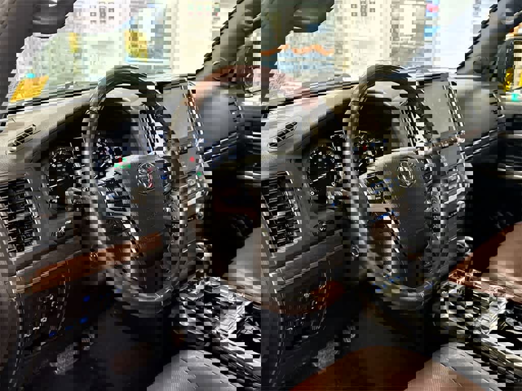 Used 2016 Toyota Land Cruiser image 10