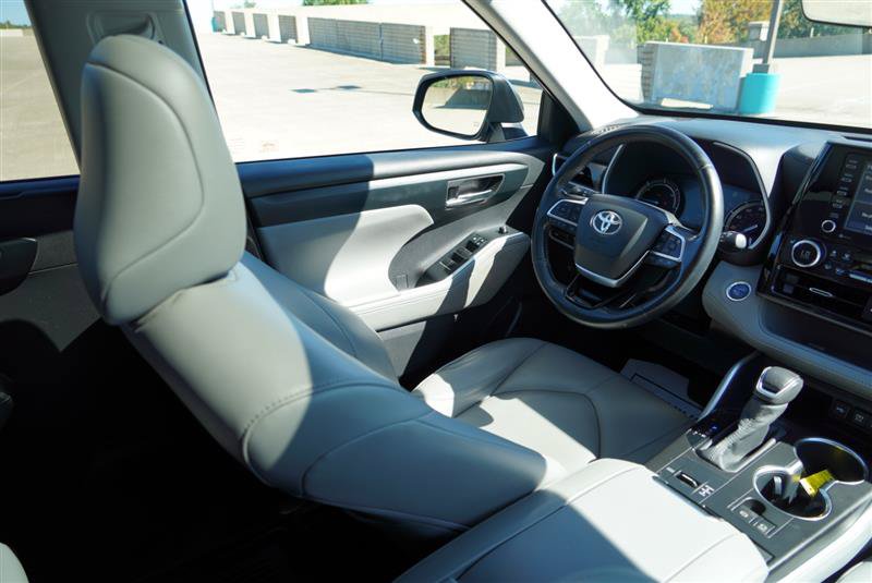 Used 2020 Toyota Highlander XLE AWD/4WD image 44