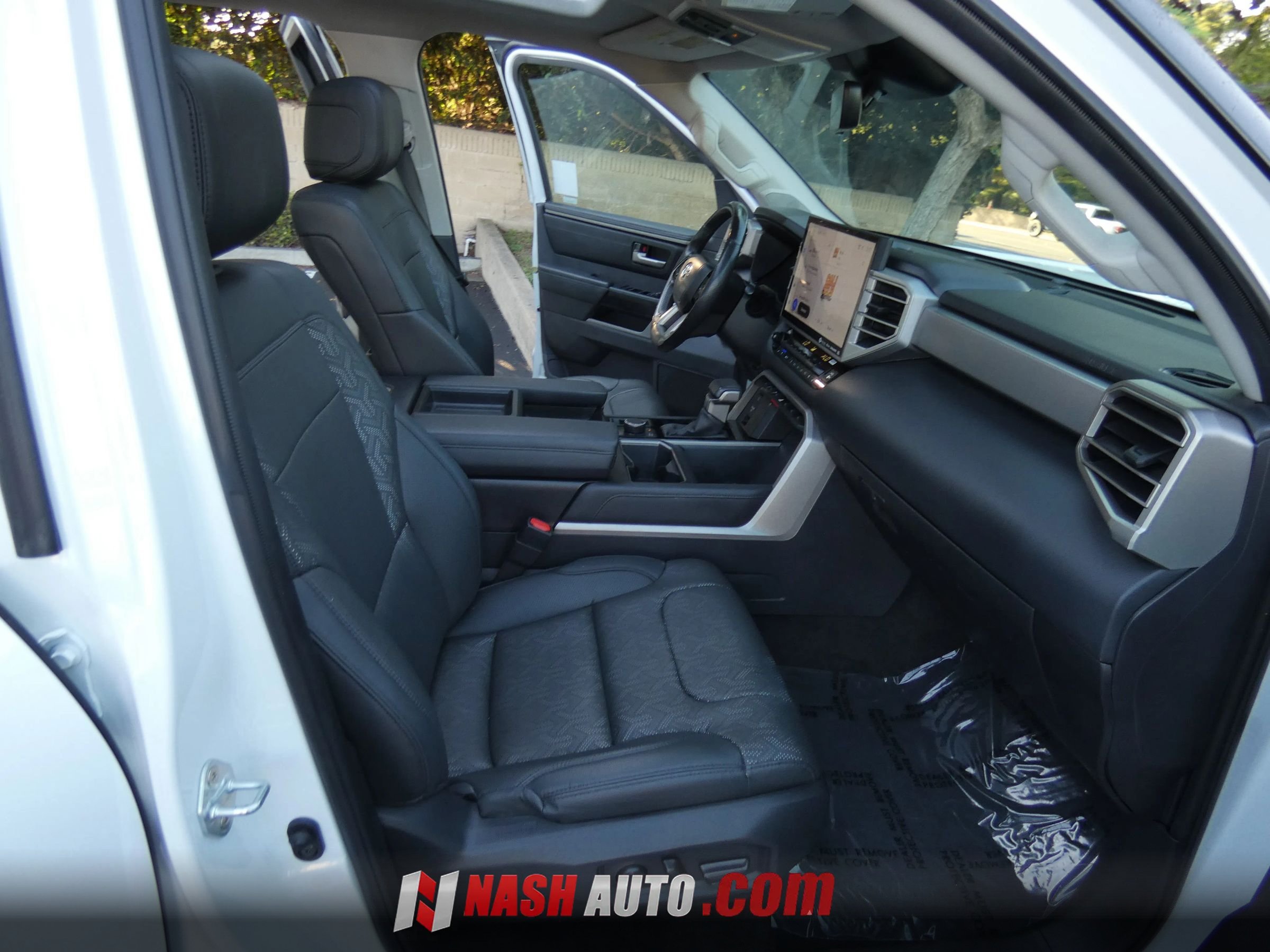 Used 2024 Toyota Tundra Limited AWD/4WD image 32