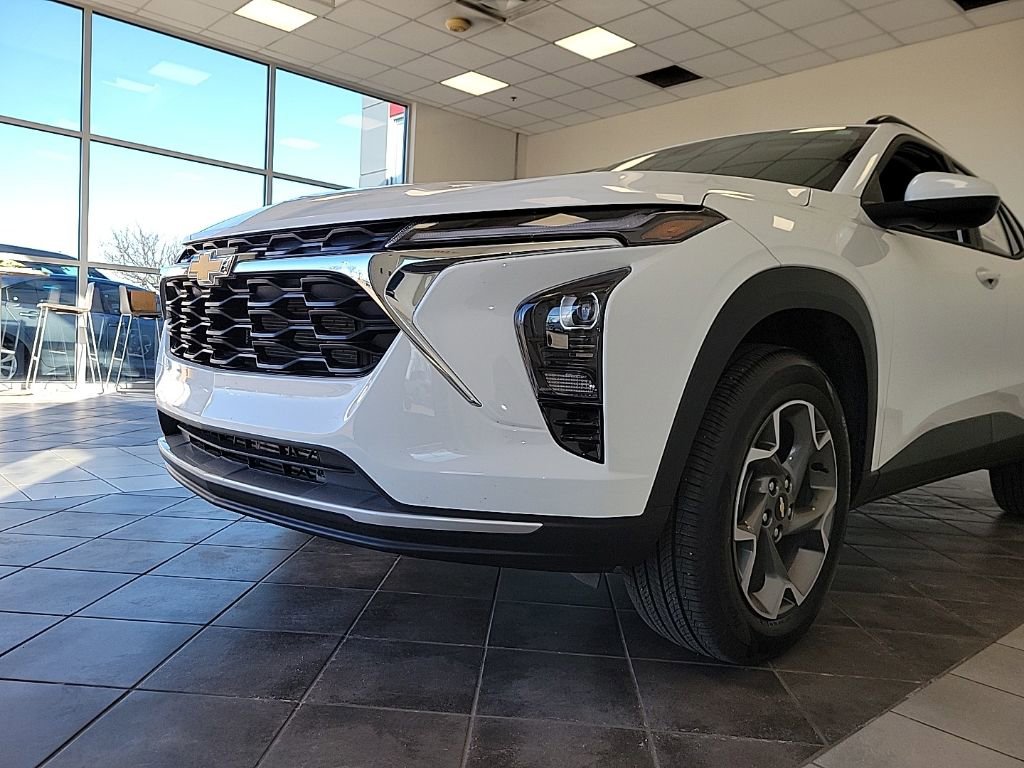 Used 2025 Chevrolet Trax LT w/ LT Convenience Package image 14