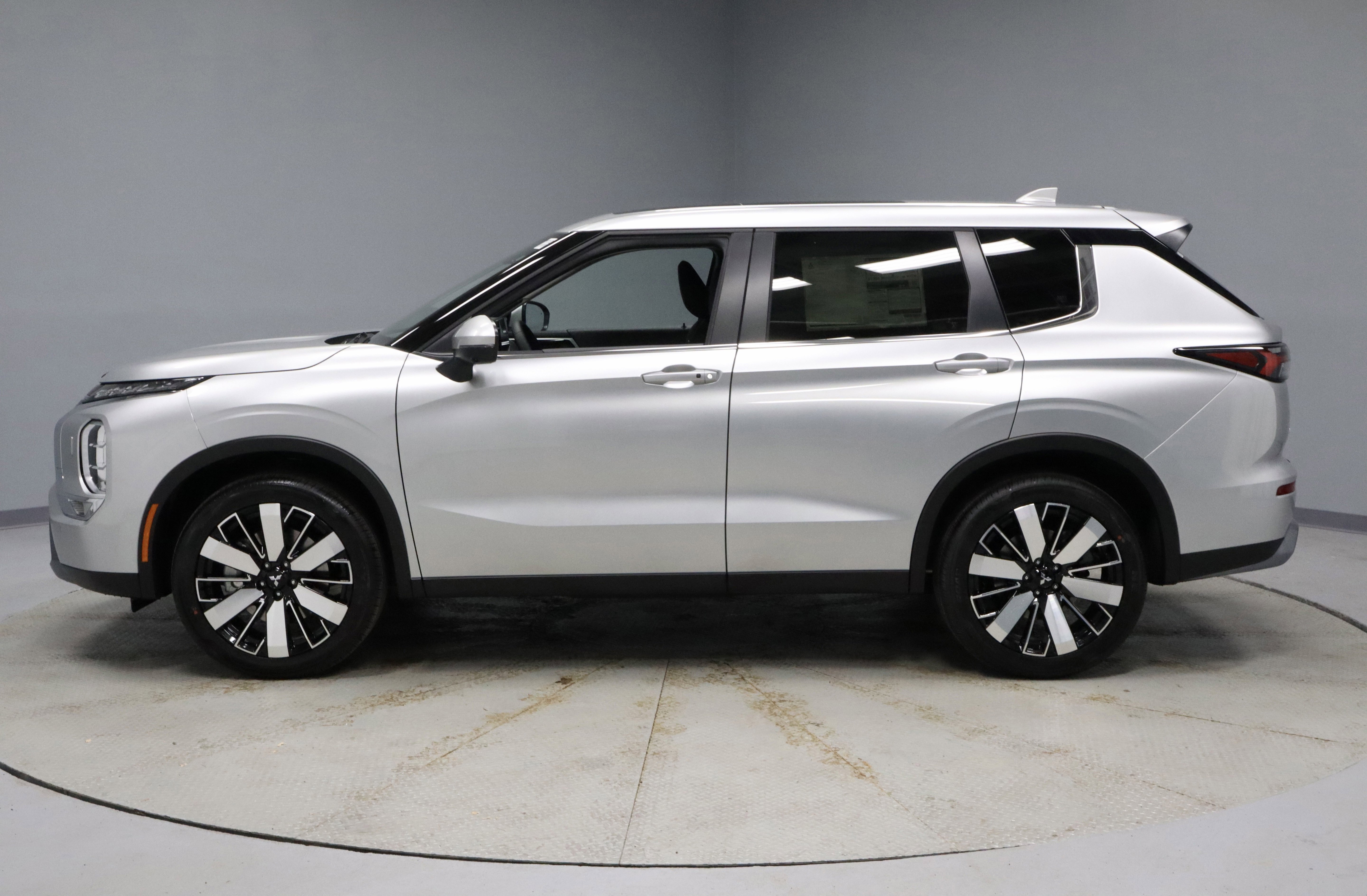 New 2026 Mitsubishi Outlander SE image 5