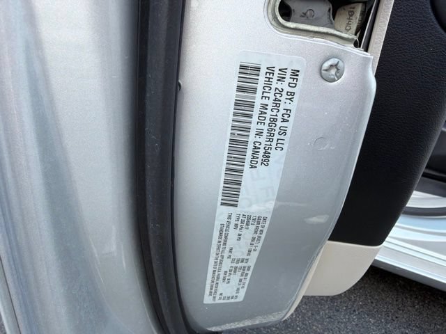 Used 2024 Chrysler Pacifica Touring-L FWD image 11