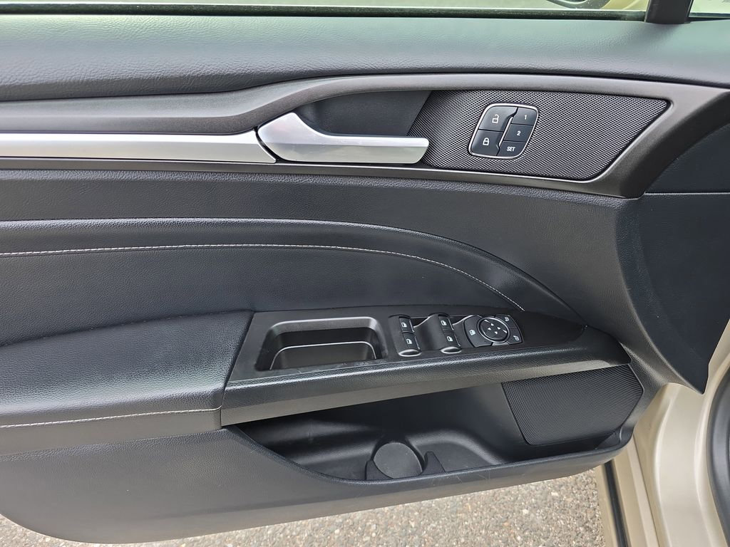 Used 2018 Ford Fusion Titanium image 17