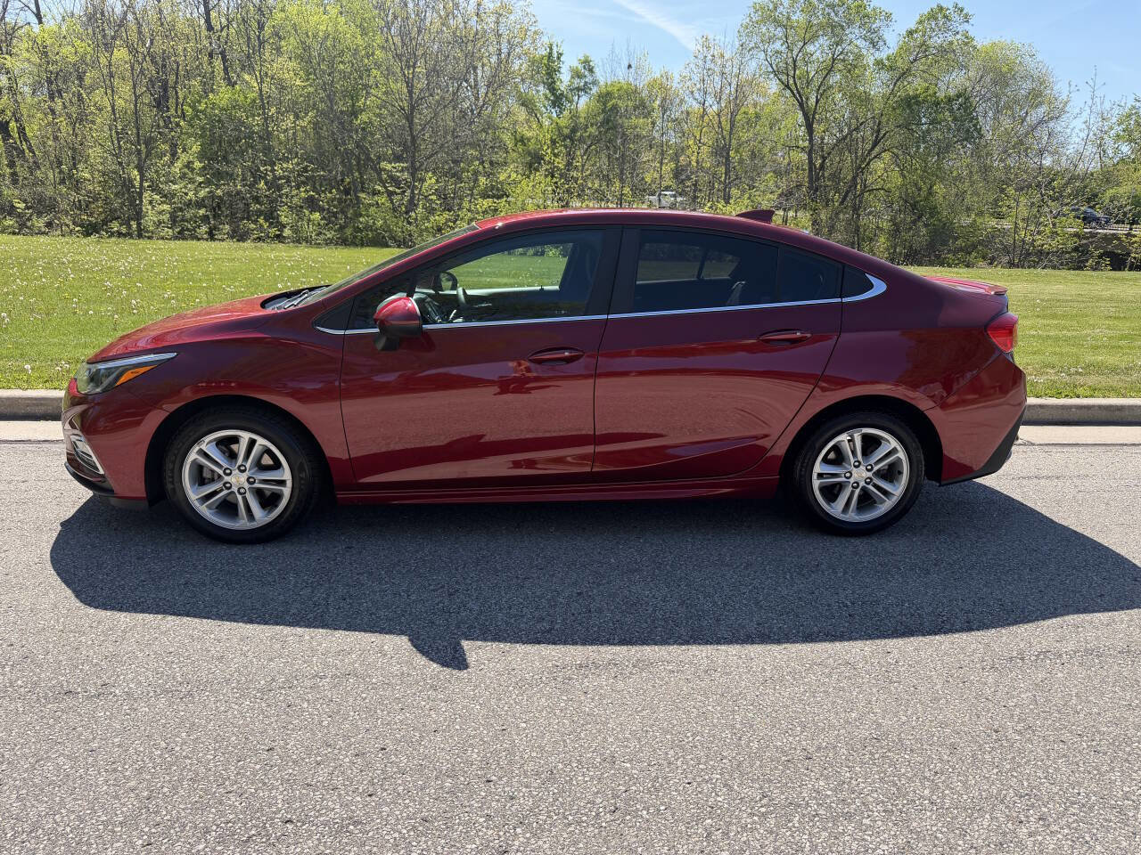 Used 2018 Chevrolet Cruze LT w/ Convenience Package FWD image 2