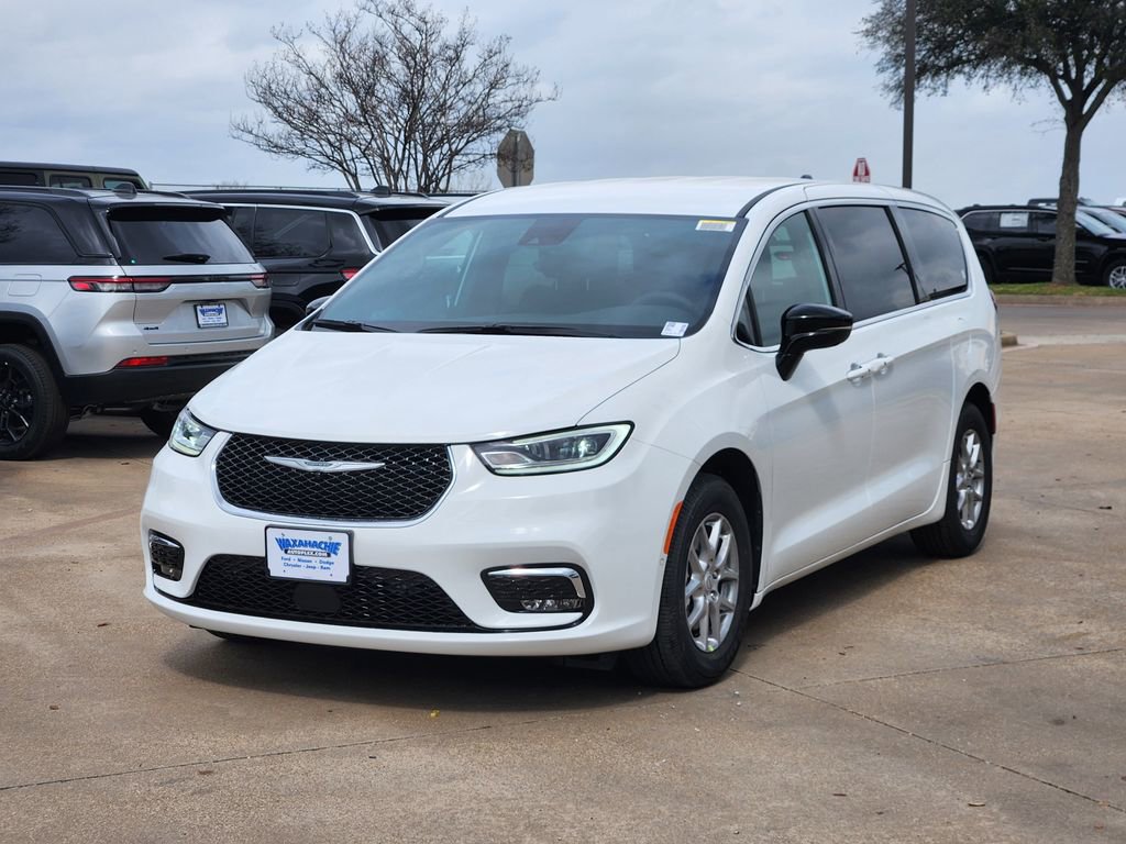 New 2026 Chrysler Pacifica Select image 2