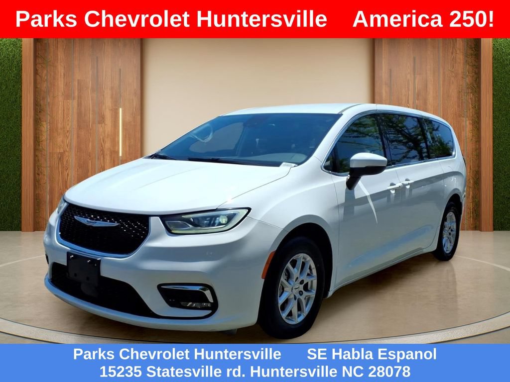 Used 2023 Chrysler Pacifica Touring-L FWD image 27