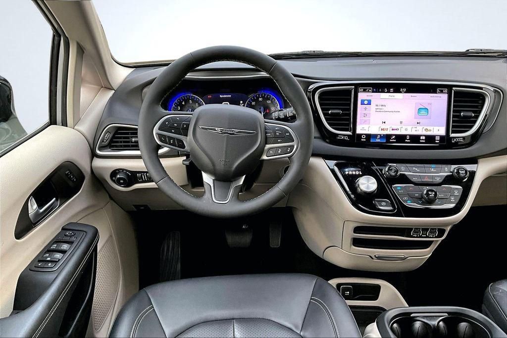 Used 2024 Chrysler Pacifica Touring-L image 5