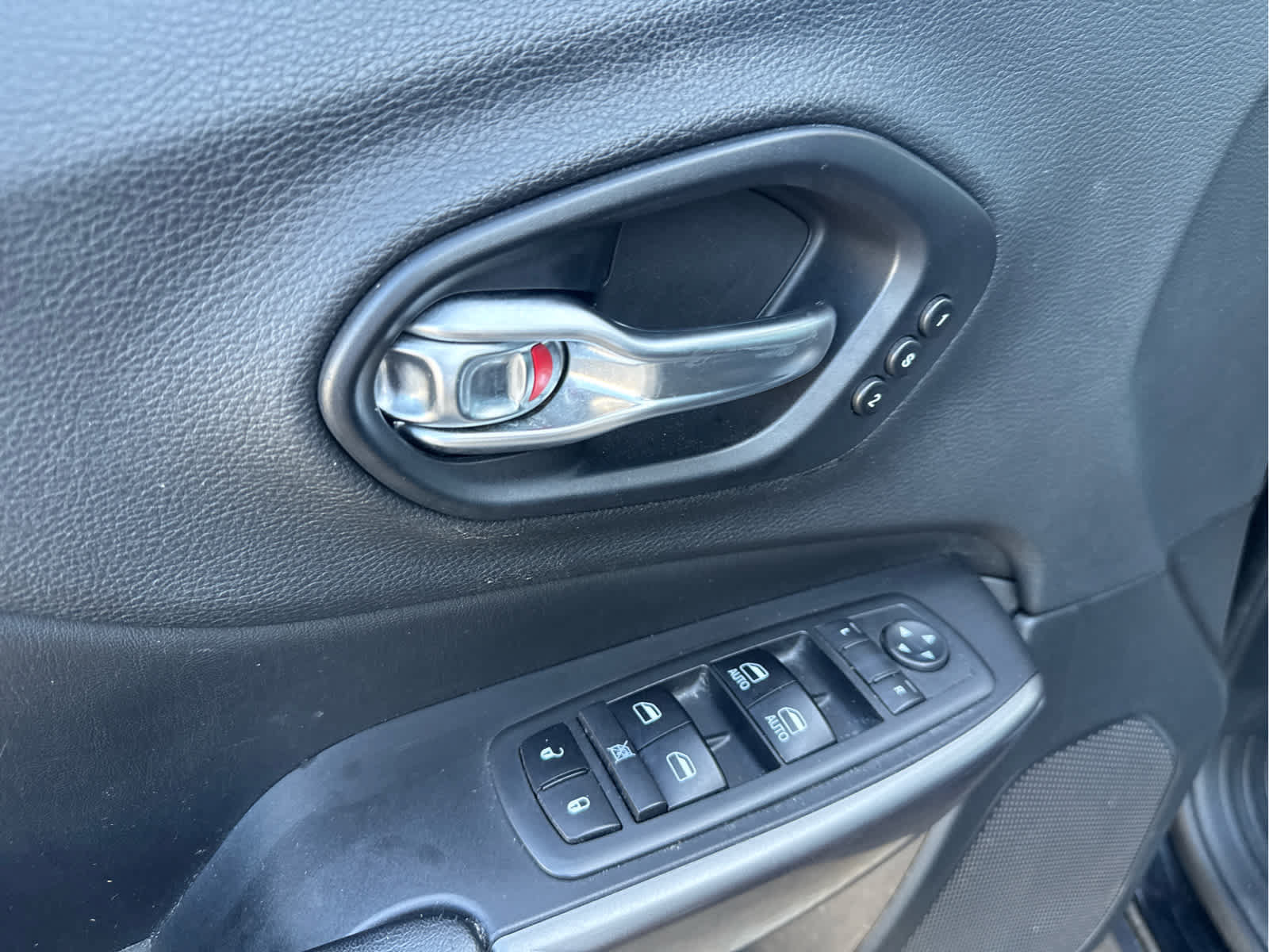 Used 2019 Jeep Cherokee Limited FWD image 20