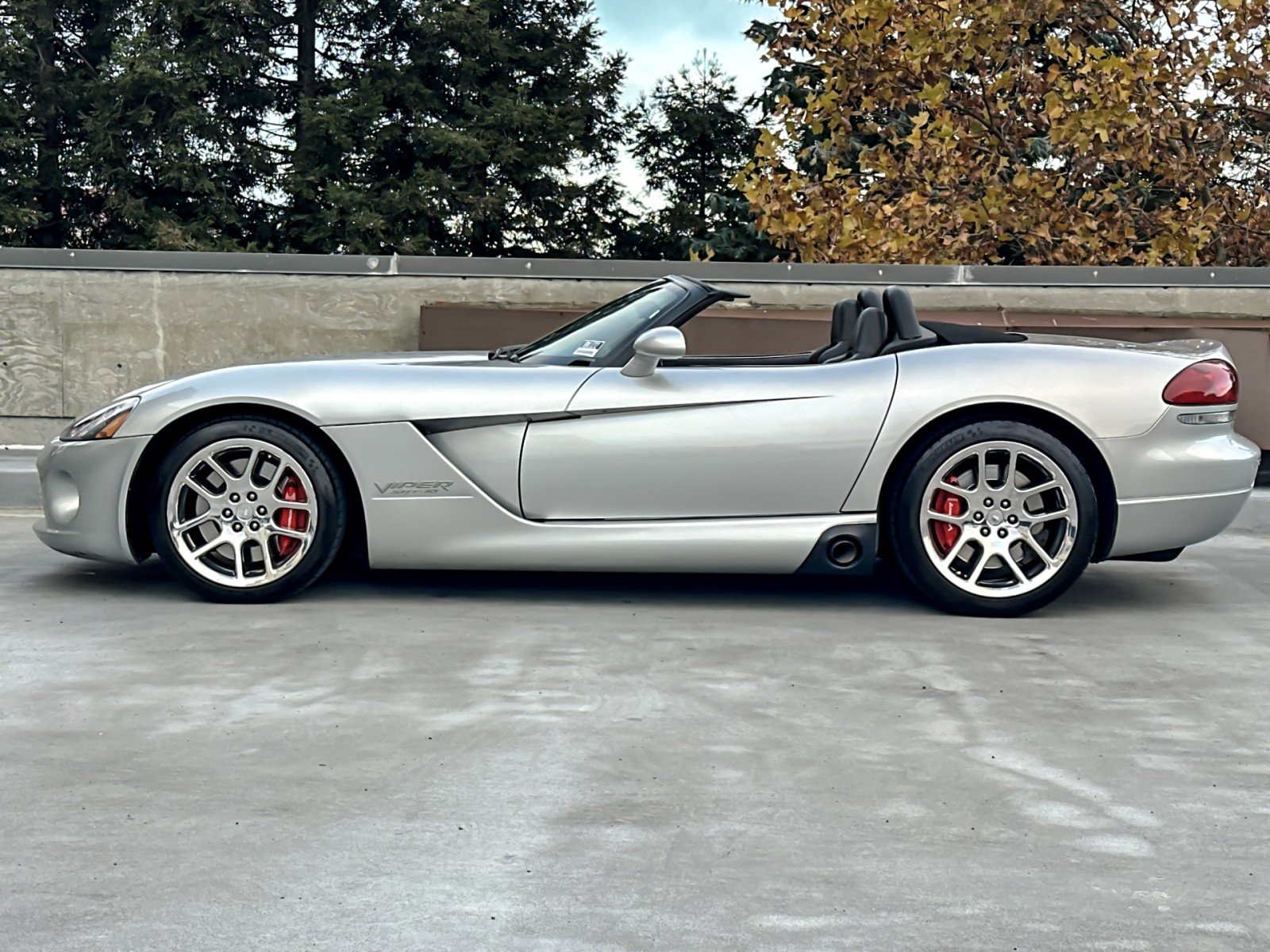 Used 2004 Dodge Viper SRT-10 image 2