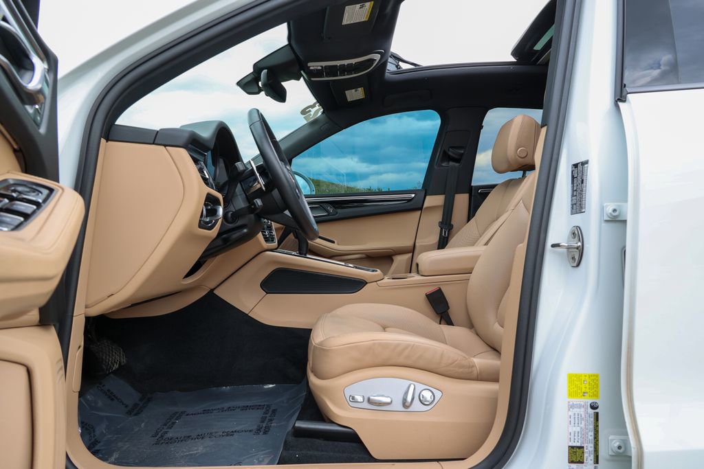 Certified 2023 Porsche Macan Turbo AWD/4WD image 36